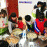 学生志愿者们在东郊敬老院为老人们包饺子。 - Meizhou.Cn