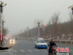 图为沙尘被风挟裹到新疆阿拉尔市区。　李桃 摄 - News.21cn.Com