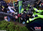当地时间2015年4月18日，韩国首尔，“世越号”沉船遇难者家属游行前往总统府抗议遭拦阻，示威民众与警方发生冲突。 - News.21cn.Com