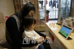 家长陪孩子一同观看动画片。（黄宝珠　摄） - Meizhou.Cn