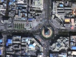 图为西安钟楼，圆盘道路上车辆的行驶方向清晰可辨。 - News.21cn.Com
