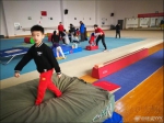 子承父业！杨威晒出一组杨阳洋练体操的照片 年底有比赛 - 广东大洋网