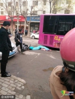 女子骑电动被轿车开门撞倒 遭过路公交碾压死亡 - Meizhou.Cn