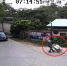 视频监控显示，嫌疑人在别墅盗窃得手后把赃物拉出。来源：广州市公安局 - 新浪广东