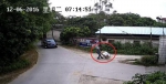 视频监控显示，嫌疑人在别墅盗窃得手后把赃物拉出。来源：广州市公安局 - 新浪广东