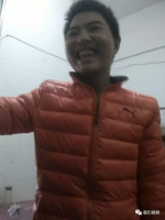 雷文峰在宿舍里与父亲打闹，父亲拍下孩子的笑颜 - 新浪广东