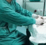 医生吊着尿袋做手术 只因对患者的承诺 - 广东电视网