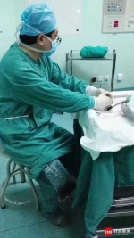 医生吊着尿袋做手术 只因对患者的承诺 - 广东电视网