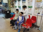 不少学生在粤中圣眼科视光门诊体验综合近视控制仪。(张爱飞摄) - Meizhou.Cn