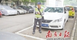 在桂城街道东小片区路内停车收费试点处，有专门的工作人员负责协助和监督车主缴费。 南方日报记者 戴嘉信 摄 - 新浪广东