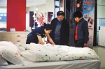 在知名品牌床上用品屡上黑榜的情况下，记者调查发现，网上销售的床上用品合格率更低。新京报记者 杨小嘉摄 - Southcn.Com