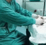 医生吊着尿袋上手术台:病人信任我,不能失信 - Southcn.Com