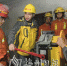 消防员在电梯机房内学习应急救援操作。（林翔　摄） - Meizhou.Cn