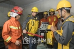消防员在电梯机房内学习应急救援操作。（林翔　摄） - Meizhou.Cn