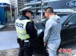 上海南京西路华山路路口，交警对一名违反交通法规的驾驶员进行处罚。　王子涛　摄 - News.21cn.Com