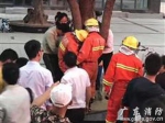熊孩子被大树卡脚众街坊助消防员成功救援 - 消防局