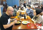 "假鸭血"事件引质疑 明星开餐厅大多只是挂名老板 - 广东电视网