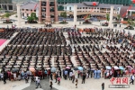 海南322人同时织锦 创“最多人同时织布”世界纪录 - News.Ycwb.Com