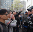巴黎亚裔民众在巴黎警察局外遇法国防爆警察对峙。 - News.21cn.Com