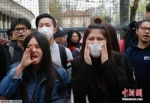 华人青年在巴黎警察局前与警察对峙，35人被捕。 - News.21cn.Com