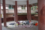 亭内地毯、衣物、食物随意摆放在地上。（张爱飞　摄） - Meizhou.Cn