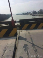珠海斗门莲溪大桥被载千吨货船撞移位一米以上 - News.21cn.Com