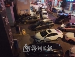丽映尚城住户车辆被拒之门外。（张爱飞　摄） - Meizhou.Cn