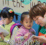 不少家长带孩子到新华书店进行亲子阅读，培养孩子阅读兴趣和能力。（连志城　摄） - Meizhou.Cn