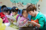 不少家长带孩子到新华书店进行亲子阅读，培养孩子阅读兴趣和能力。（连志城　摄） - Meizhou.Cn