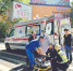 惠州男子过马路晕倒 交警相助男子转危为安 - Southcn.Com