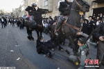 以色列骑警驱逐示威者 马冲入人群误伤同僚 - News.Ycwb.Com