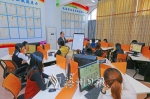 中梅电子商务孵化港专业培训老师正在为企业员工讲授电商知识。（吴腾江　摄） - Meizhou.Cn