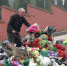 公墓祭扫垃圾堆积如山 保洁员每天背4千斤下山 - News.Ycwb.Com