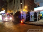 电车脱轨翻侧后，大批警员及消防人员赶到现场拯救被困乘客。（图片来源：香港电台网站） - 新浪广东