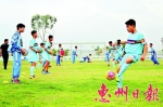 　　潼侨中学的学生在进行足球训练。 本报记者李松权 摄 - Southcn.Com