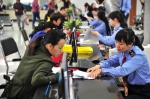“一门式”服务区的工作人员正在为市民办事。（钟小丰 摄） - Meizhou.Cn