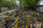 北京受损共享单车堆积如山 工人“修不过来” - News.Ycwb.Com