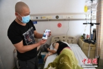 女儿患白血病 父亲剃光头陪伴共同对抗病魔 - 广东电视网