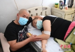 女儿患白血病 父亲剃光头陪伴共同对抗病魔 - 广东电视网