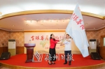 　　右图：市委常委、宣传部长张丽霞向梅州日报社社长张德祥授旗。（连志城 摄） - Meizhou.Cn