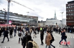 瑞典警方当地时间4月7日称，一辆卡车当天冲入首都斯德哥尔摩市中心人群，造成人员受伤。据称，有3人在这起事件中丧生。 - News.Ycwb.Com