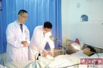 副院长徐亚非（左二）到病房看望病人。 - 新浪广东