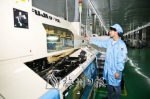 培英电声公司引进的高速贴片机大大提高了工作效率。（胡金辉　摄） - Meizhou.Cn