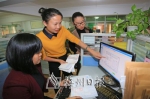张小莉指导员工做好数据整理。（高讯　摄） - Meizhou.Cn