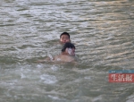 肌肉男勇救溺水小男孩 记者“直播”全过程 - 广东电视网