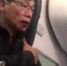 69岁华裔乘客在美国被暴力拖离飞机 被打致满面鲜血 - News.Ycwb.Com