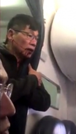 69岁华裔乘客在美国被暴力拖离飞机 被打致满面鲜血 - News.Ycwb.Com