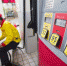 资料图：山西太原，加油站工作人员正在给车辆加油。　张云 摄 - News.Timedg.Com