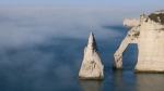 邂逅法国“象鼻山”：海上浓雾缭绕 如梦幻仙境 - 广东电视网