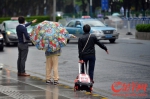 广州天河下午突然下起小雨 令许多市民措手不及 - News.Ycwb.Com